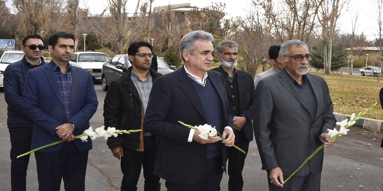 حضور معاون پژوهشی وزارت علوم، تحقیقات و فناوری در دانشگاه شهرکرد و غبارروبی قبور مطهر شهدای گمنام دانشگاه شهرکرد