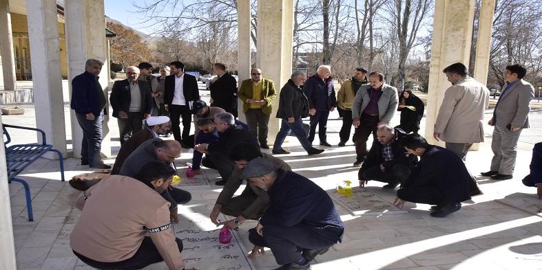 غبار روبی قبور مطهر شهدای گمنام دانشگاه شهرکرد به مناسبت فرا رسیدن دهه مبارک فجر